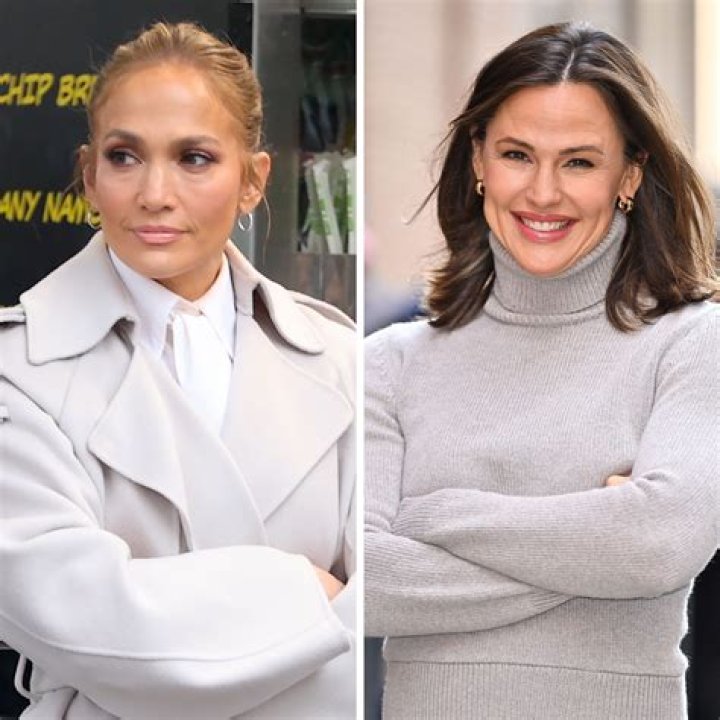 Jennifer Lopez & Jennifer Garner ‘Exchanging Christmas Gifts’ – Hollywood Life