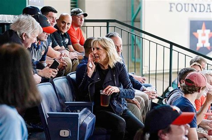Jill Biden & Doug Emhoff Enjoy Beers At Astros Game: Photos – Hollywood Life