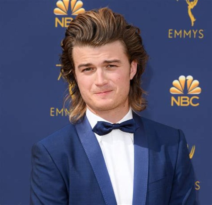 ‘Stranger Things’ Star Gets Bowl Cut – Hollywood Life