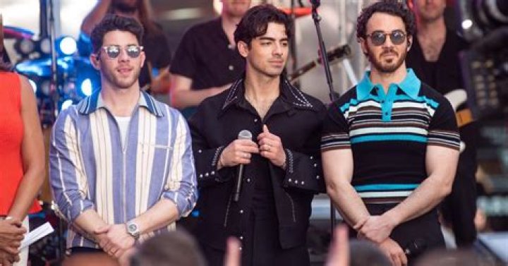 Jonas Brothers Play Private Show For Local Boys + Girls Club – Hollywood Life