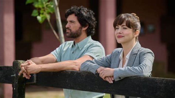 Lori Loughlin’s ‘Fuller House’ Co-Star Juan Pablo Di Pace Talks Scandal: ‘The Set Is Full Of Tears’