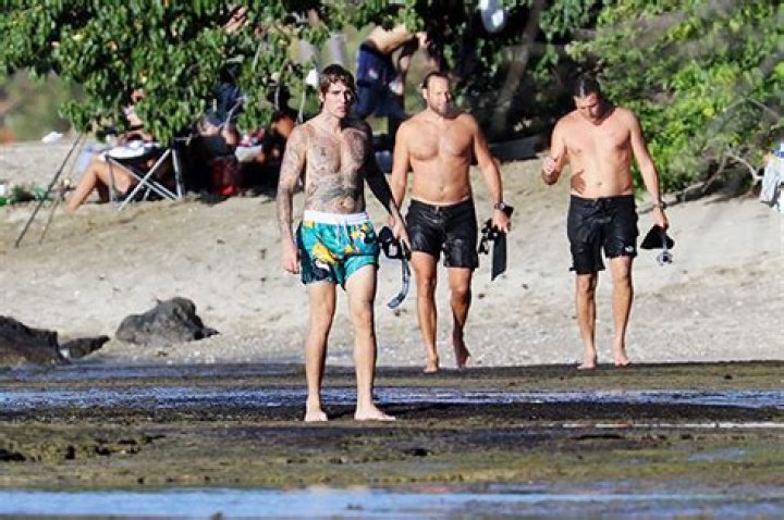 Justin Bieber’s Shirtless Photos From Beach Day With Friends In Hawaii – Hollywood Life