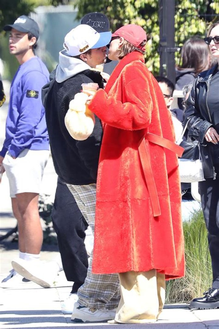 Justin & Hailey Bieber Kiss After Brunch Date Following Selena Truce – Hollywood Life