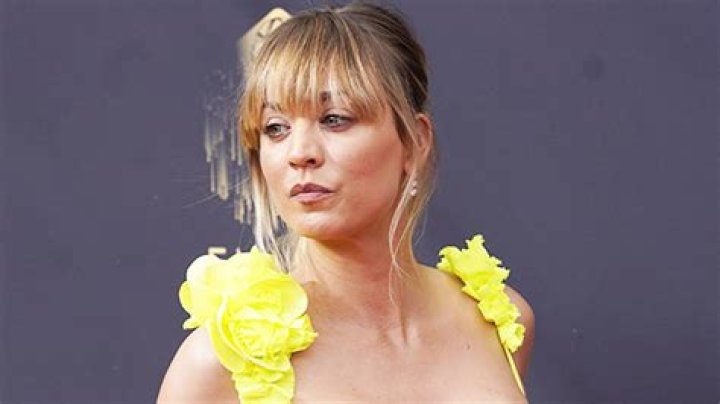 Kaley Cuoco Trips While Showing Off Dress At W Oscar Party – Hollywood Life