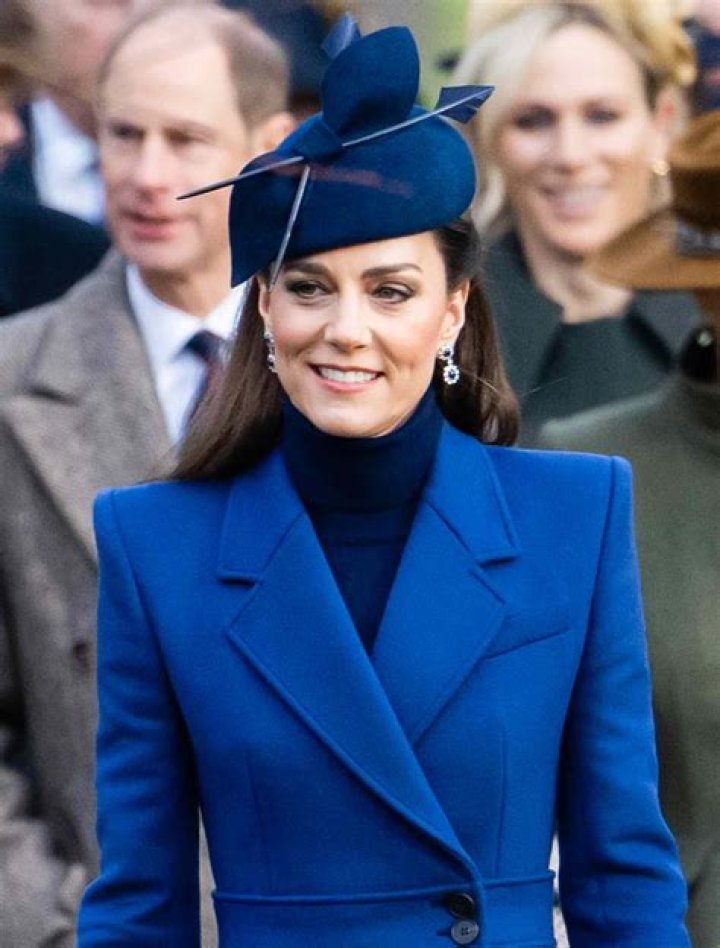 Kate Beckinsale Wears Mini Skirt & Stockings After Injury On Film Set – Hollywood Life