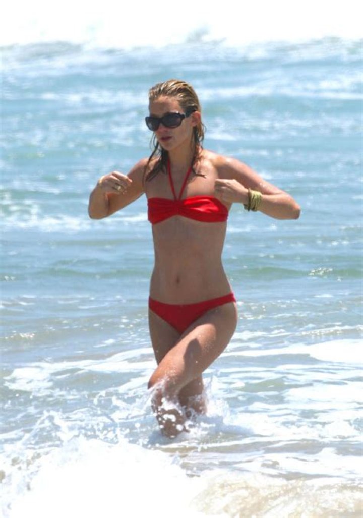 Kate Hudson, 40, Shows Off Flat Abs In Red Bikini After Dropping 25 Lbs 9 Mos. Post-Baby – Pics