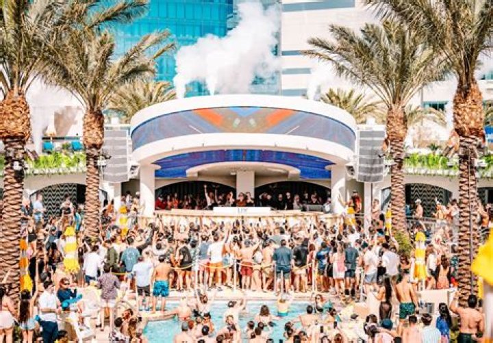 Kate Upton, 20, & Diddy, 43, Deny They’re Dating