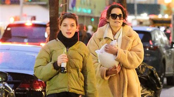 Katie Holmes & Suri Cruise Rock Coats For Dinner In NYC – Hollywood Life