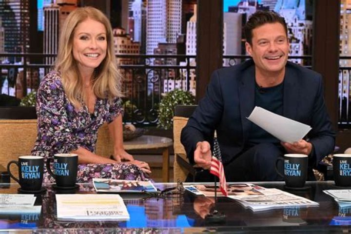 Kelly Ripa Gets Cozy In Bed With Ryan Seacrest & Jerry O’Connell Live On TV — Watch