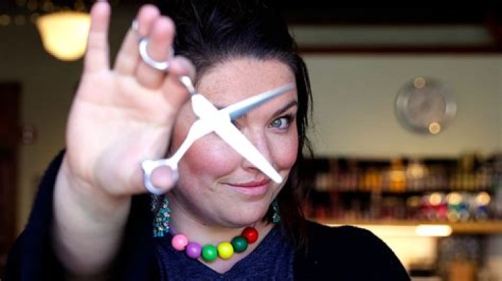 Kelly Ripa, 49, Cuts Her Own Hair With Kitchen Scissors & Shows Off Her Gray Roots — Pics