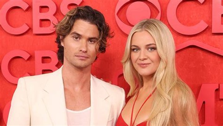 Kelsea Ballerini & Chase Stokes Kiss on the CMT Music Awards Red Carpet: Video