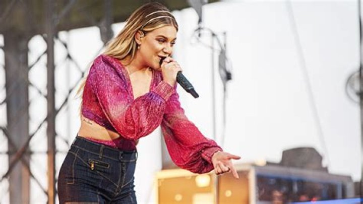 Kelsea Ballerini’s Face Hit By Bracelet As She Performs: Watch – Hollywood Life
