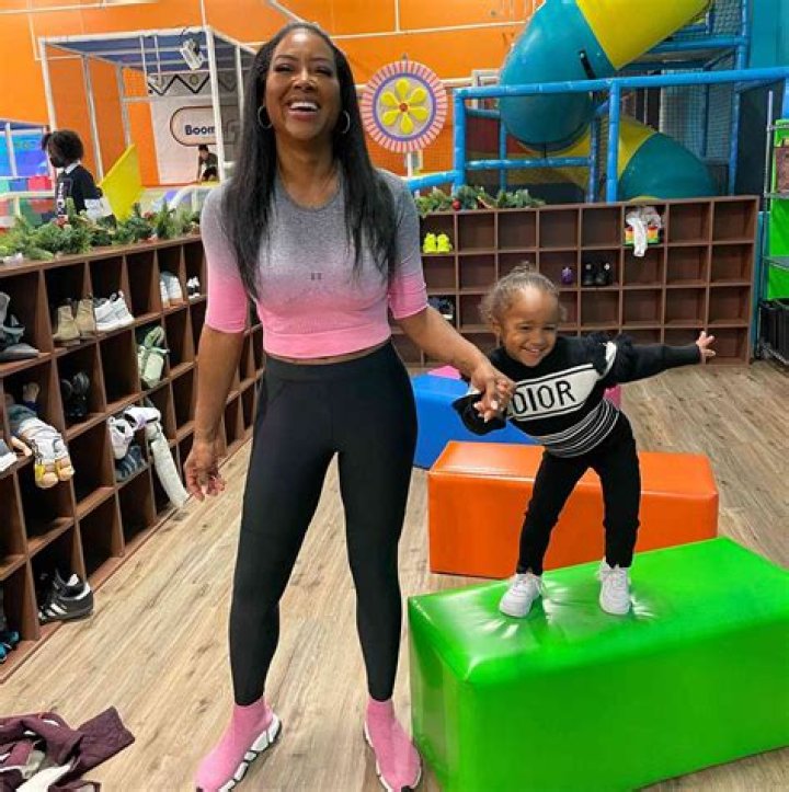Kenya Moore’s Daughter Is Seen Laughing In New Video — Watch – Hollywood Life