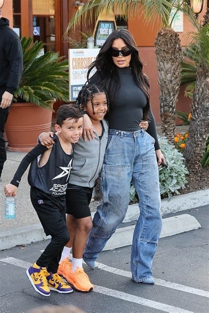 Kim Kardashian In Baggy Jeans For Saint West’s Basketball Game: Photos – Hollywood Life