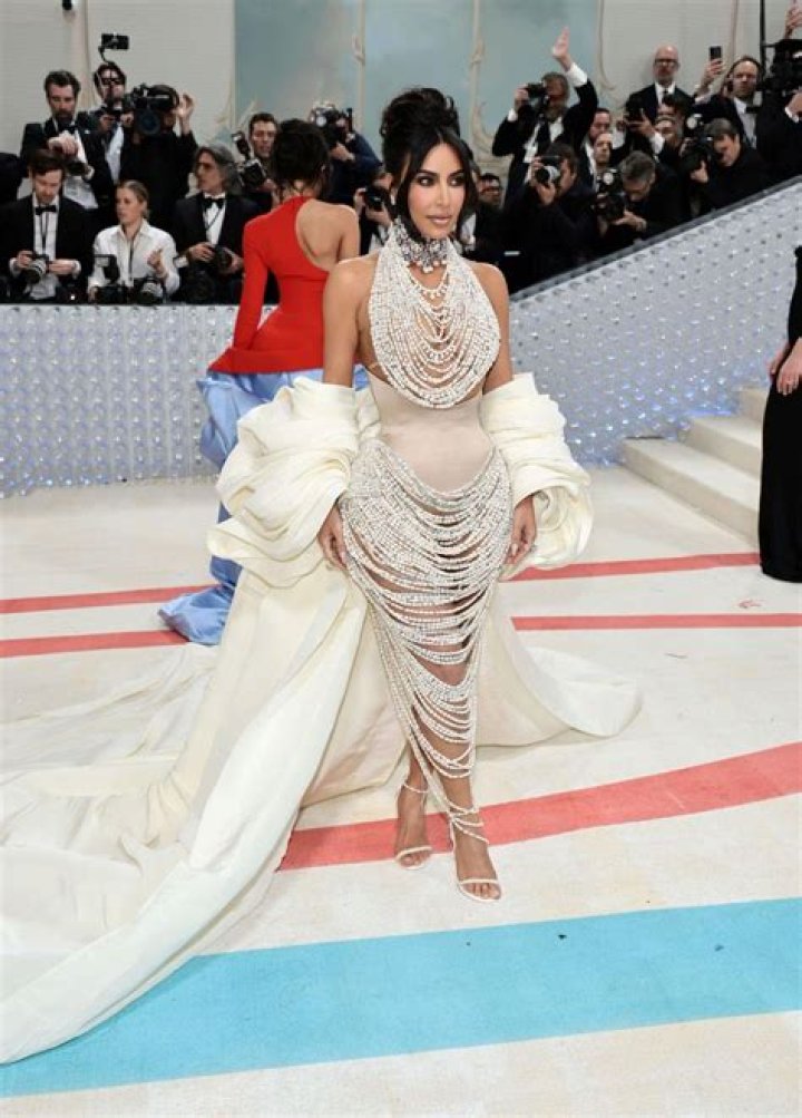 Kim Kardashian Panics Over Met Gala Pee Problem On ‘KUWTK’: My Sister Can ‘Wipe My Leg’