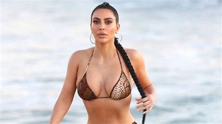 Kim Kardashian’s Pink String Bikini By The Pool: Photos – Hollywood Life