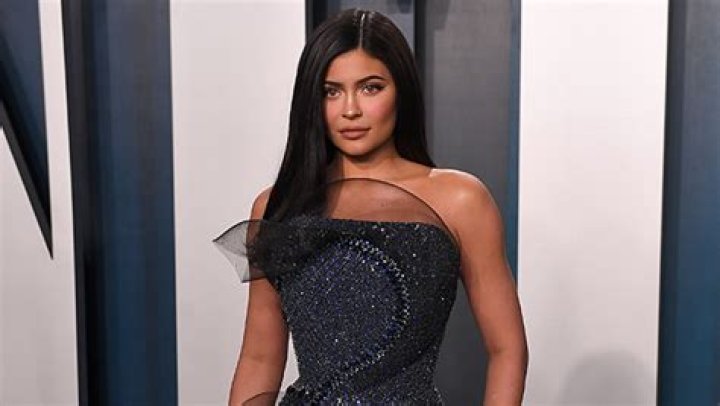 ‘KUWTK’: Kylie Jenner Barely Avoids A Car Crash & Confesses She Can’t ‘See That Well’