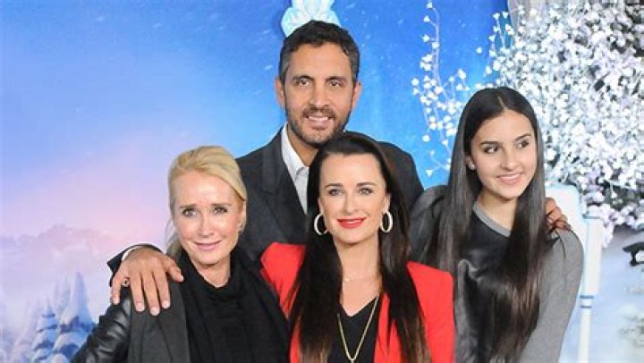 Kyle Richards & Mauricio Umansky’s Daughters Cry After He Details the ‘Rules’ to Their Split