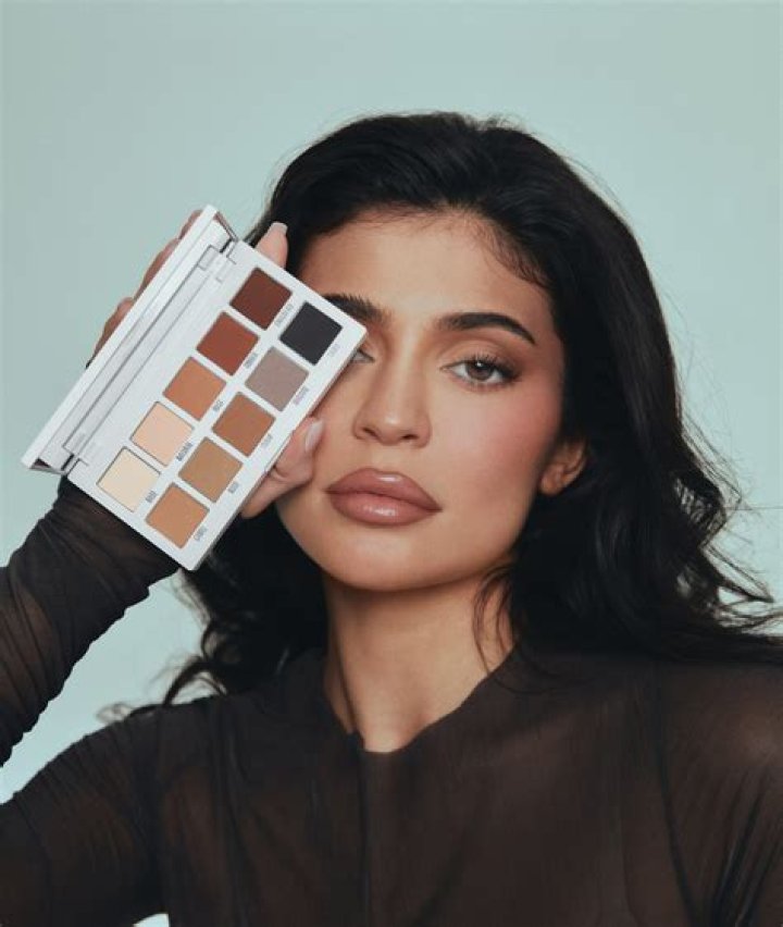 Kylie Jenner Plays Travis Scott’s Music While Announcing Her Cosmetics Collection With ‘Soulmate’ Kendall