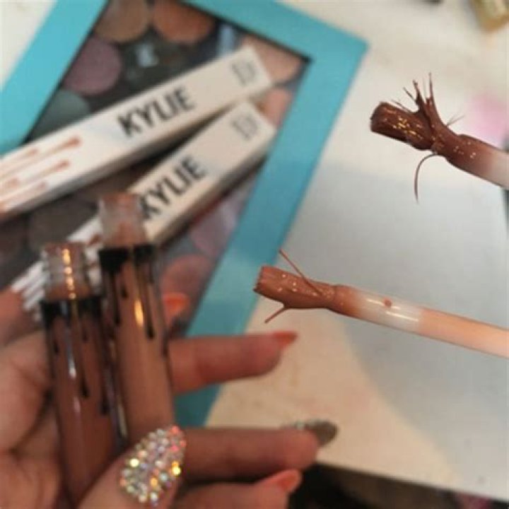 Kylie Jenner Fans Furious Over Quality Of Brushes In Her Lip Glosses — Shocking Pics