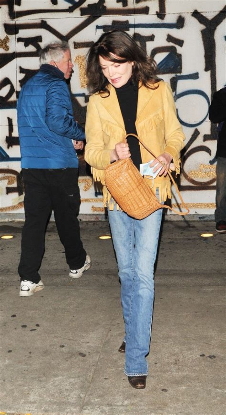 Lara Flynn Boyle Has Dinner Date In L.A. In Rare Public Appearance – Hollywood Life