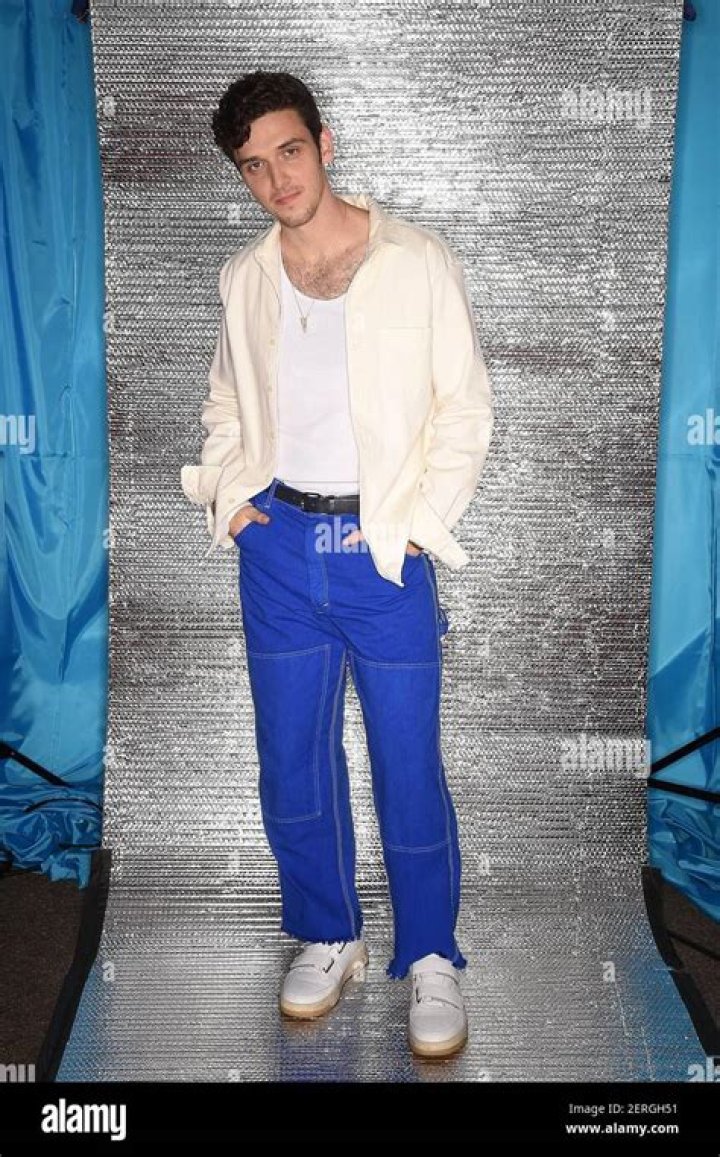 Lauv Kicks Off The 2018 Teen Choice Awards With Sexy Performance Of ‘I Like Me Better’