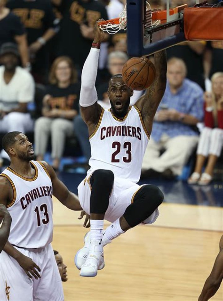 LeBron James Signs $100 Million, 3-Year Deal With Cleveland Cavaliers — Congrats