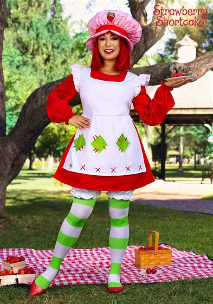 Leni Klum Dresses Up as Strawberry Shortcake for Mom’s Halloween Party – Hollywood Life