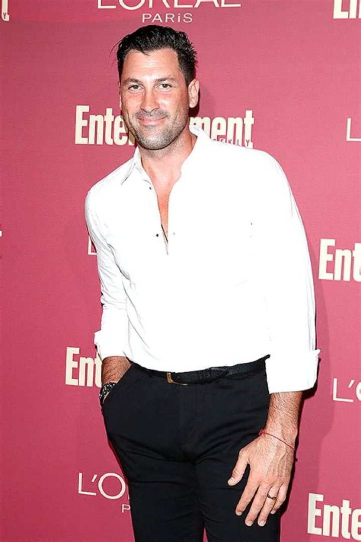 Maks Chmerkovskiy Documents Ukraine Refugees Crossing Border To Poland After ‘3 Hour Lines’