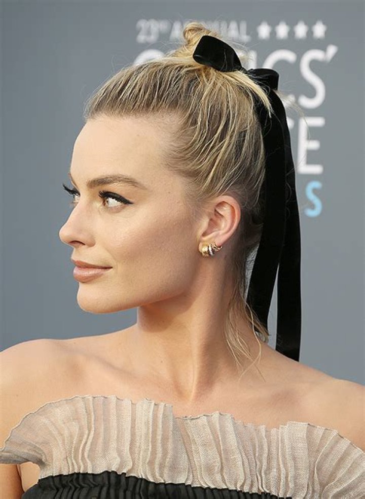 Margot Robbie’s Messy, Imperfect Updo Is The Exact Thing We Need To See On The Red Carpet