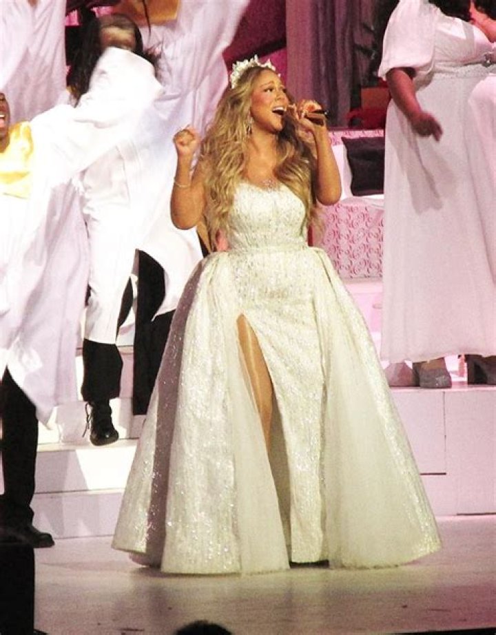 Mariah Carey Wears White Gown For NYC Christmas Show: Photos – Hollywood Life