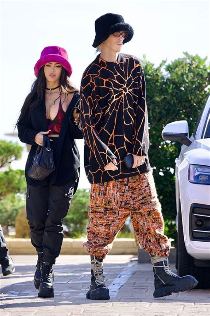 Megan Fox & Machine Gun Kelly Wear Furry Bucket Hats: Photos – Hollywood Life