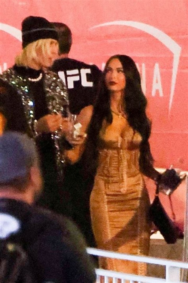 Her Stylish Outfit As She & Machine Gun Kelly Go To UFC 246 – Hollywood Life