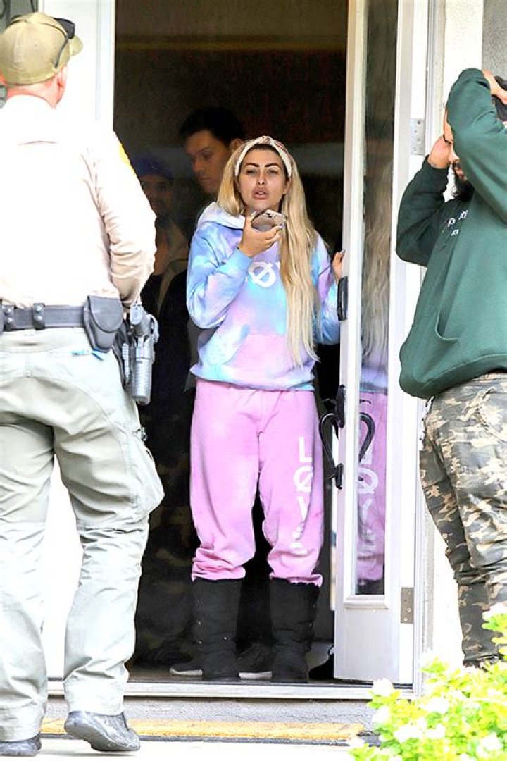 Melanie Martin Moves Belongings From Aaron Carter’s House: Photos – Hollywood Life