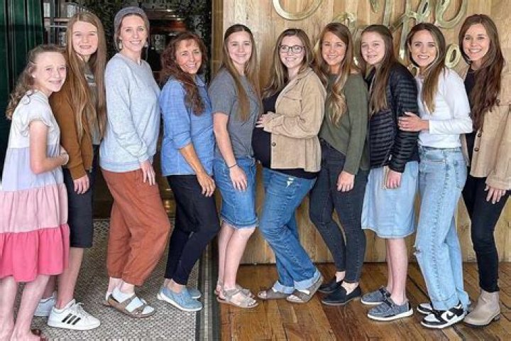 Michelle Duggar Wears Pants In Photo With 9 Daughters – Hollywood Life