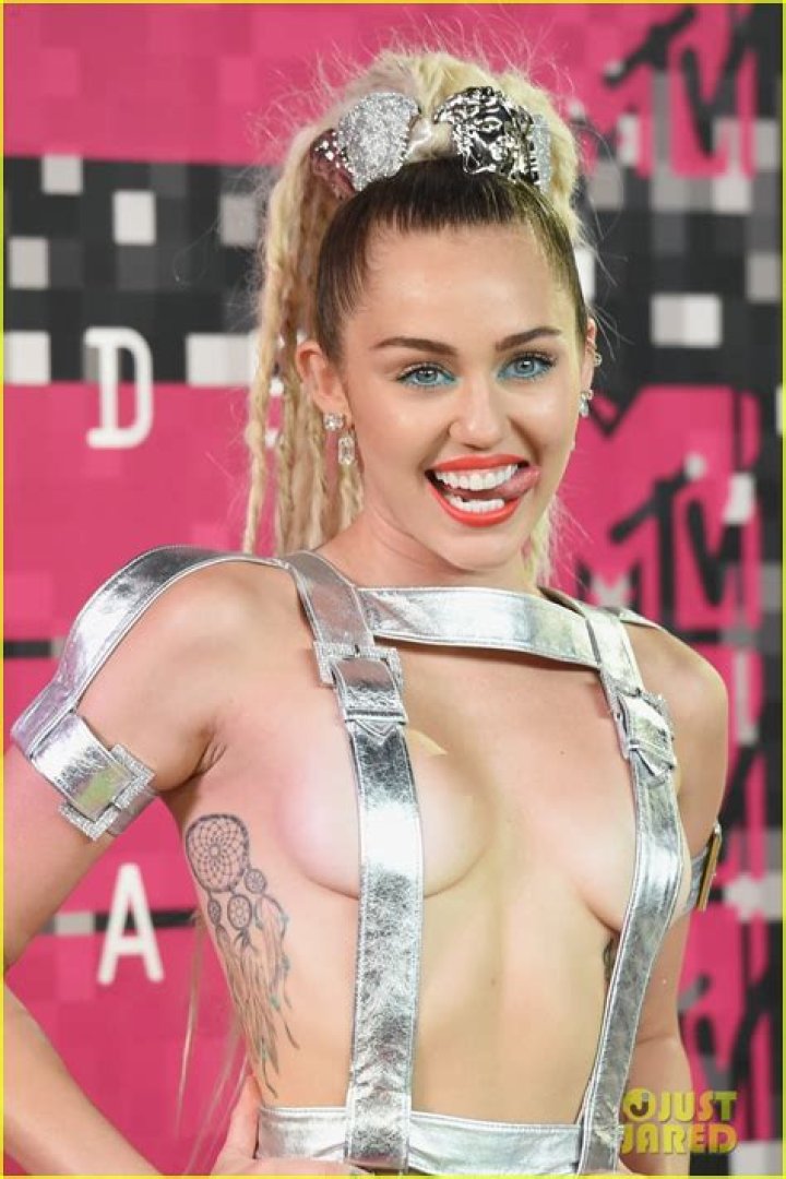 Miley Cyrus’ VMA Disses — Pics