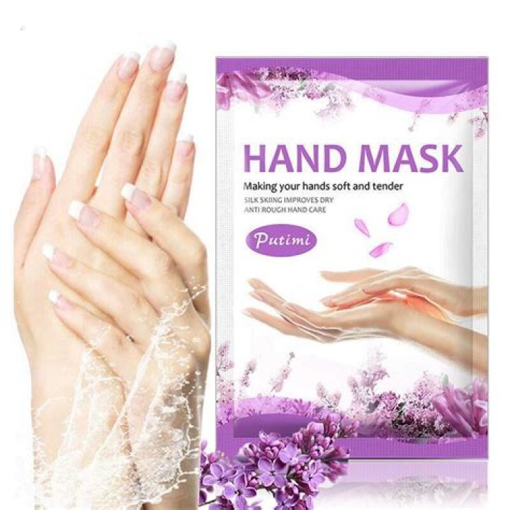 Mindy Kaling Found the Product That’s the Cure to Dry Winter Hands