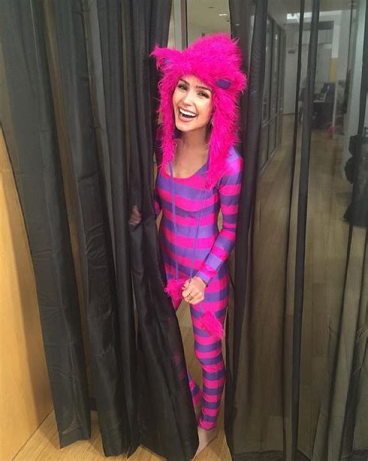 [PICS] Olivia Culpo’s Halloween Costume — Shop Her Cheshire Cat Look – Hollywood Life