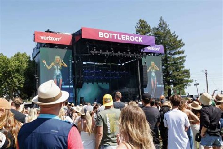 Paris Jackson Gives Performance At BottleRock Napa Valley Festival – Hollywood Life