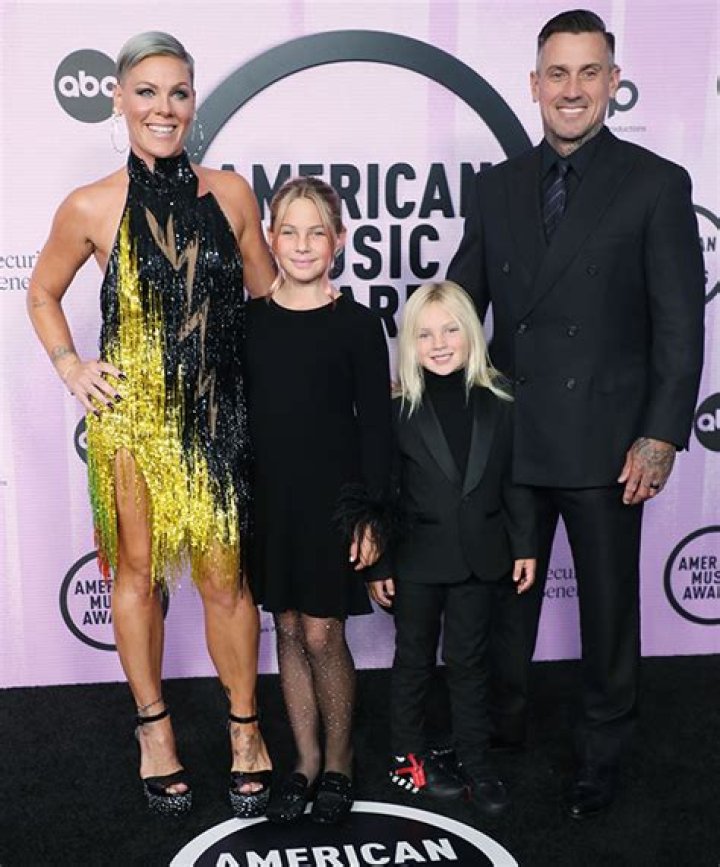 Pink & Her Daughter Willow Perform At Summer Tour 2023: Video – Hollywood Life