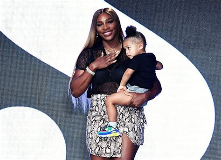 Pregnant Serena Williams Rocks Crop Top, Shorts In New Mirror Selfie – Hollywood Life