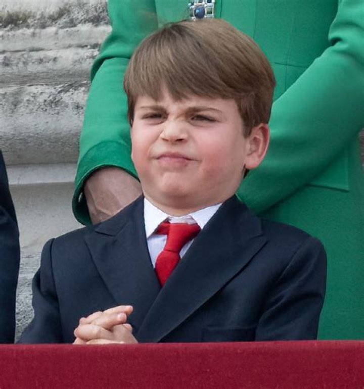 Prince Louis Has No Finger in Christmas Card Photoshop Fail, Fans Claim – Hollywood Life