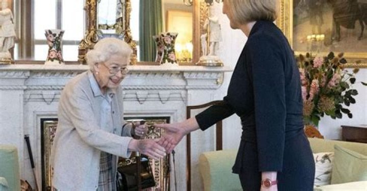 Queen Elizabeth II’s Final ‘Peaceful’ Moments Revealed in Newly Released Memo by Her Secretary
