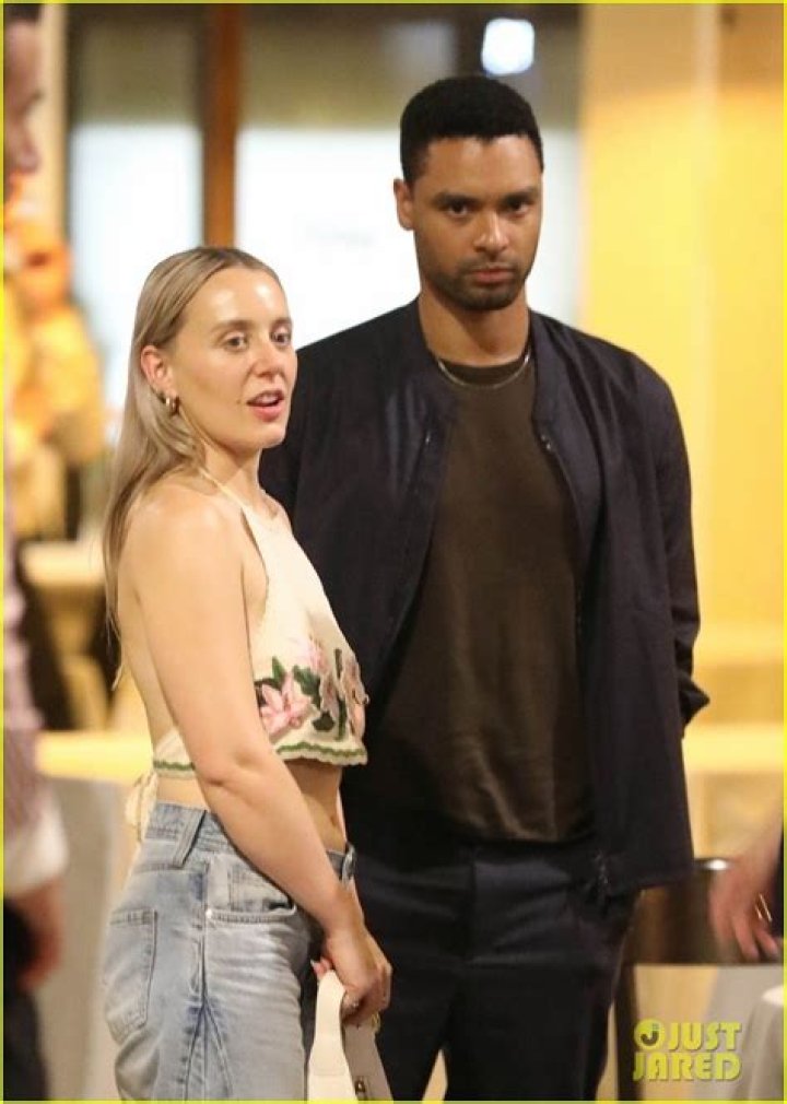 Regé-Jean Page & Girlfriend Emily Brown Show Off PDA In London — Pics – Hollywood Life