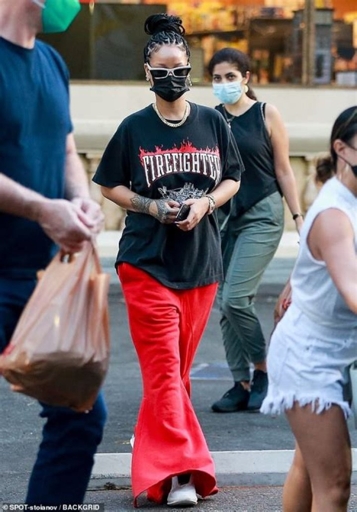 Rihanna Spotted Happily Shopping For Her Own Groceries In LA Supermarket In Rare Outing — See Pic