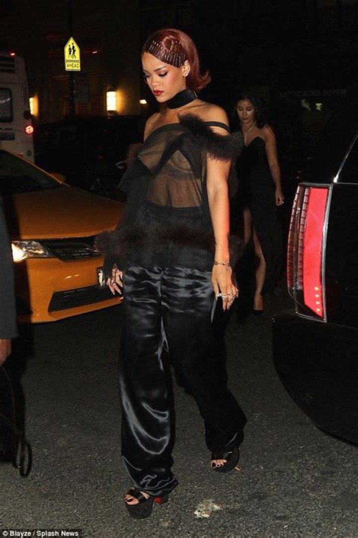 Wardrobe Malfunction? – Hollywood Life