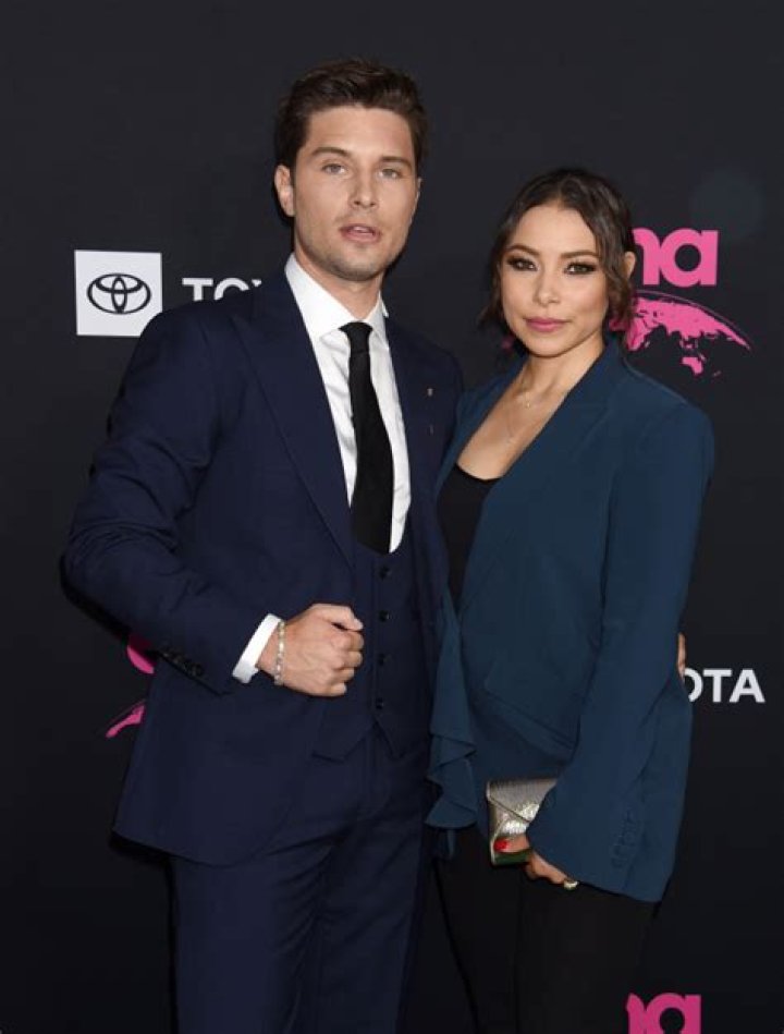 Ronen Rubinstein & GF Jessica Parker Kennedy Were Secretly Married – Hollywood Life