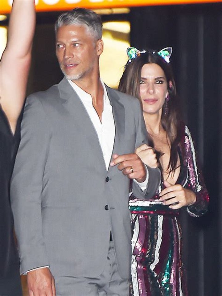 Sandra Bullock’s Black Dress On Dinner Date With Boyfriend — Pics – Hollywood Life