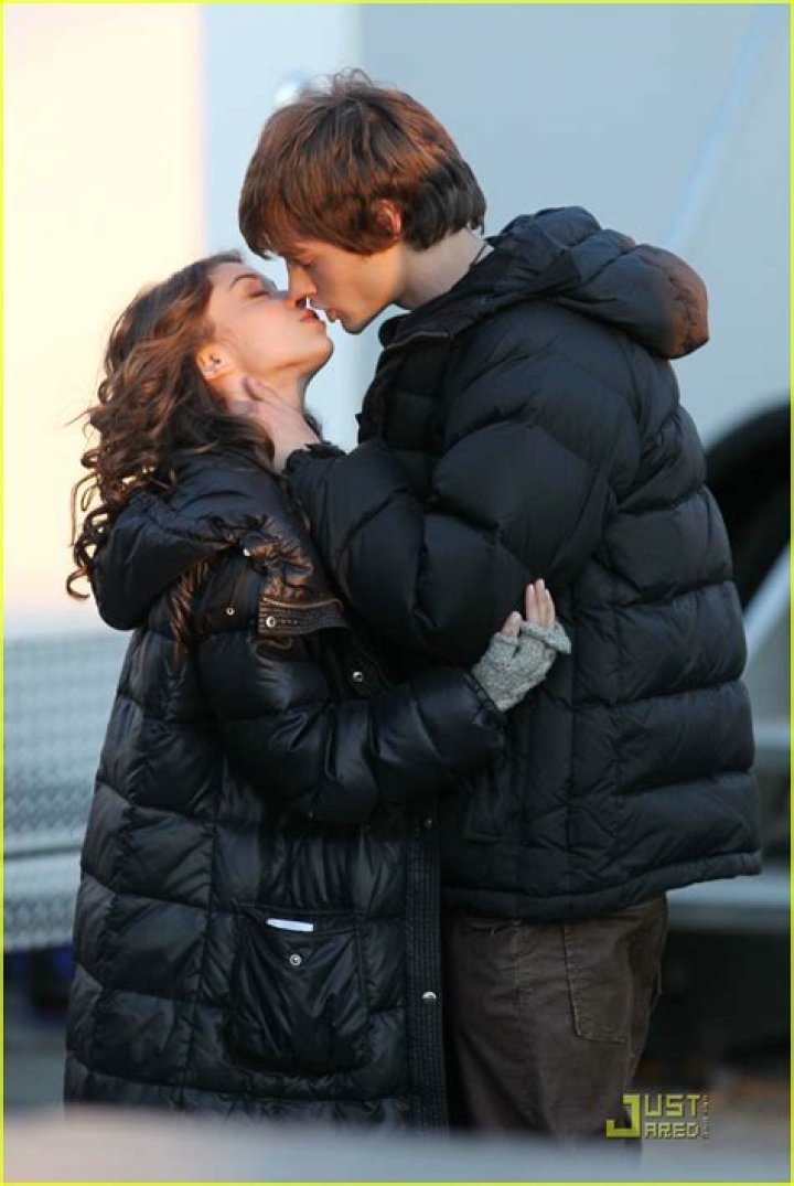 Sarah Hyland & Matt Prokop Gush About Living Together!