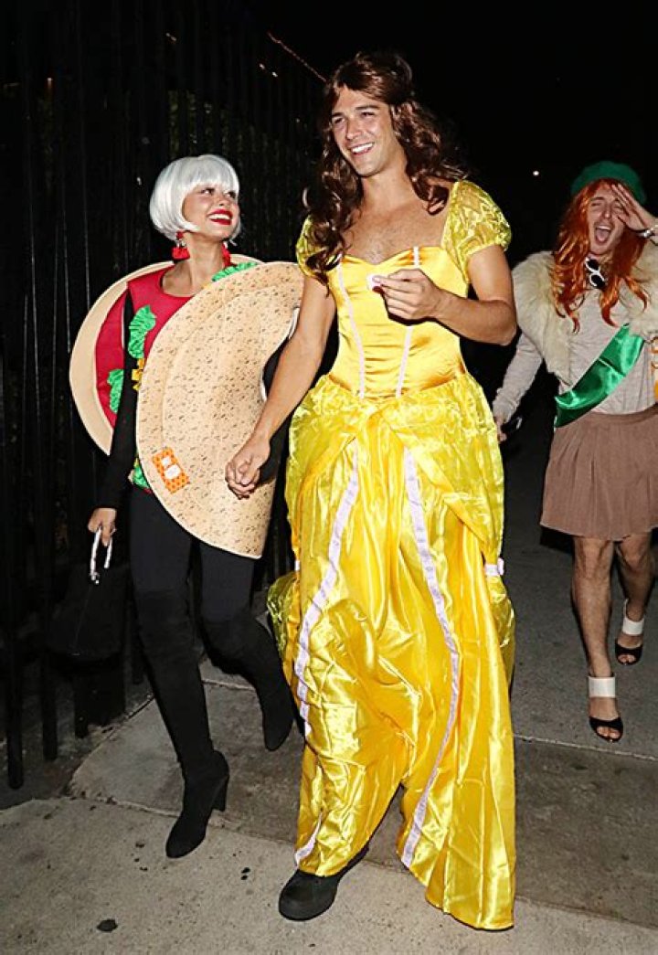 Sarah Hyland & Wells Adams’ ‘Taco Belle’ Halloween Costume Is The Best – Hollywood Life